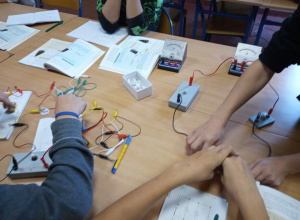 Budowanie obwodów elektrycznych w ramach lekcji fizyki