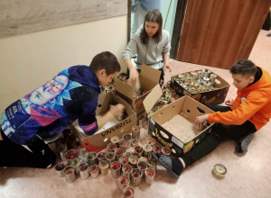 Wychowankowie pomagali w przygotowaniu pomieszczeń do produkcji świec okopowych w "Fundacji Życie"
