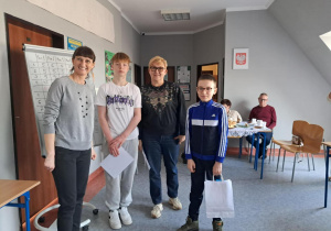 Uczniowie wyróżnieni w konkursie pozują do zdjęcia z opiekunem i organizatorem