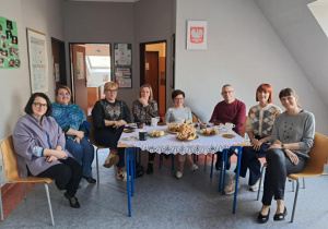 Opiekunowie konkursu siedzą przy stole