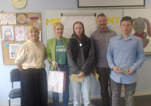 Grupa uczniów i organizatorów pozuje do zdjęcia