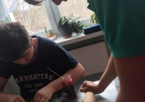 uczeń rozwałkowuje ciasto na rogaliki