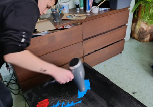 Uczniowie tworzą obrazy z plam farby