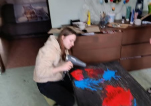 Uczniowie tworzą obrazy z plam farby