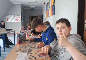 Uczniowie w trakcie układania