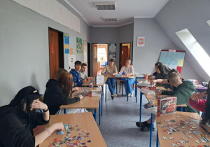 Uczniowie w trakcie układania