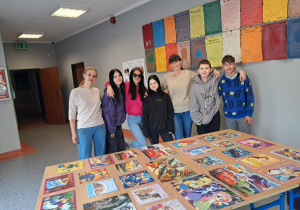 Grupowe zdjęcie po ułożeniu wszystkich puzzli