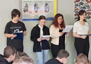 Uczniowie prezentują informacje na temat Konstytucji