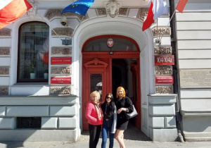 Uczennice z opiekunem przed wejściem do urzędu