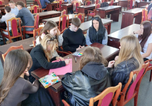 Sala w urzędzie wypełniona uczniami i prowadzący spotkanie