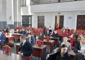 Sala w urzędzie wypełniona uczniami i prowadzący spotkanie