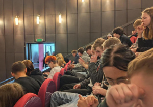 Uczniowie w trakcie przedstawienia na widowni