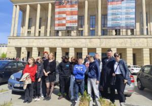 Uczniowie na placu przed Teatrem Wielkim