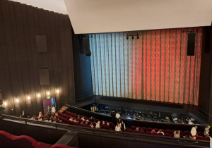 Zasłonięta scena w teatrze