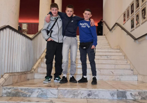 Uczniowie na schodach w teatrze