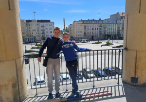 Uczniowie na balkonie w teatrze