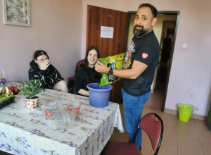 Zajęcia ogrodnicze w grupie dziewcząt