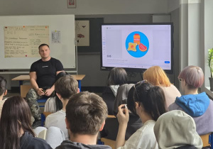 Uczniowie z instruktorem w trakcie zajęć