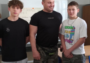 Uczniowie z instruktorem w trakcie zajęć