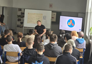 Uczniowie z instruktorem w trakcie zajęć