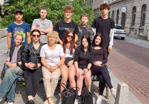 Zdjęcie grupowe przed budynkiem